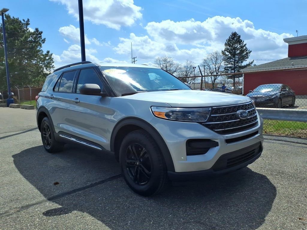 Certified 2023 Ford Explorer XLT image 3
