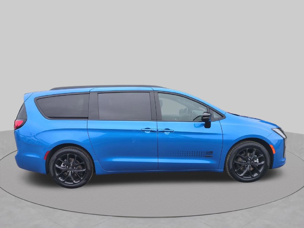 New 2027 Chrysler Pacifica Select FWD image 3