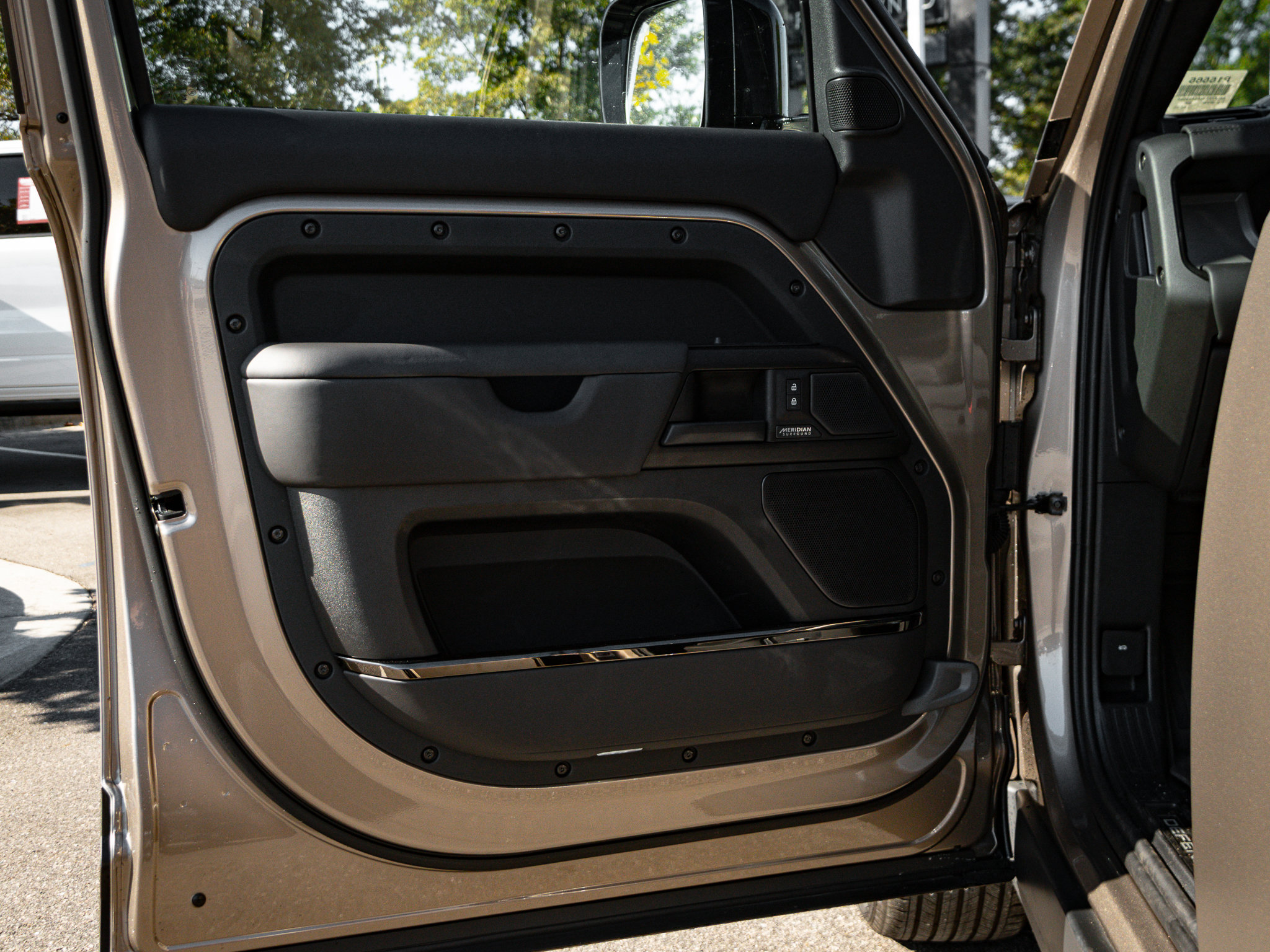 Used 2025 Land Rover Defender 110 image 16