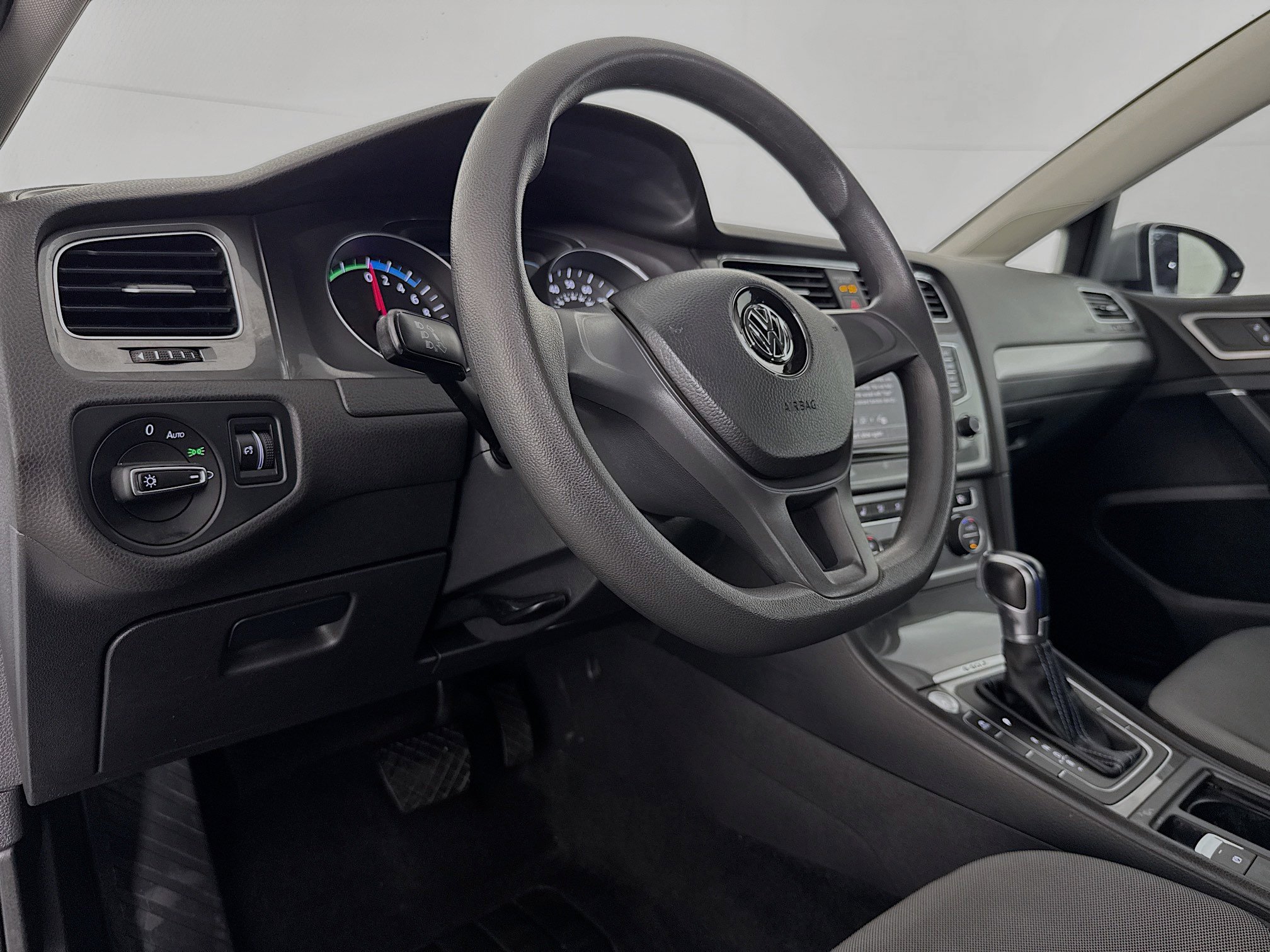 Used 2016 Volkswagen e-Golf SE w/ DC Fast Charging Package image 20