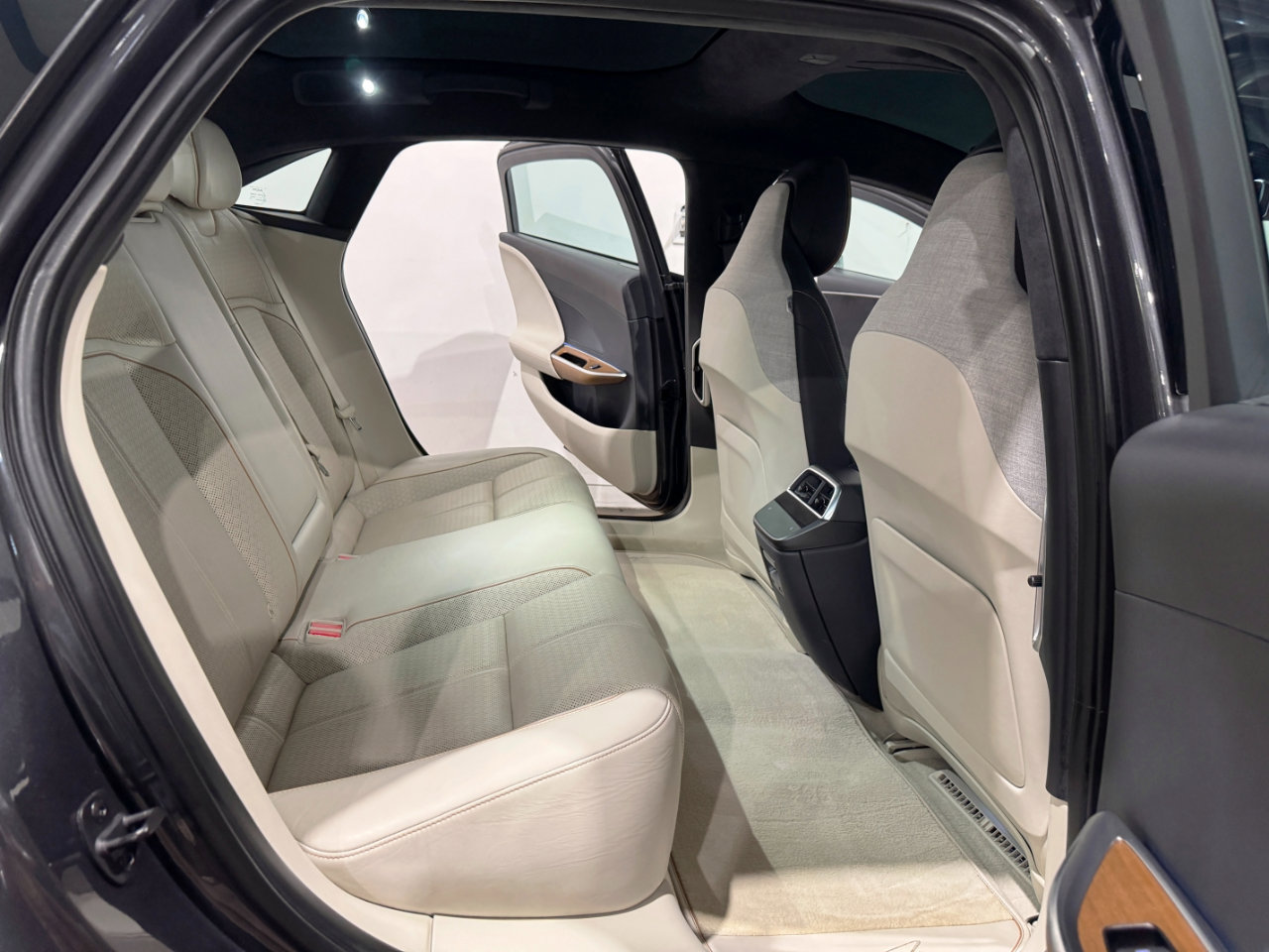 Used 2022 Lucid Air Grand Touring image 13