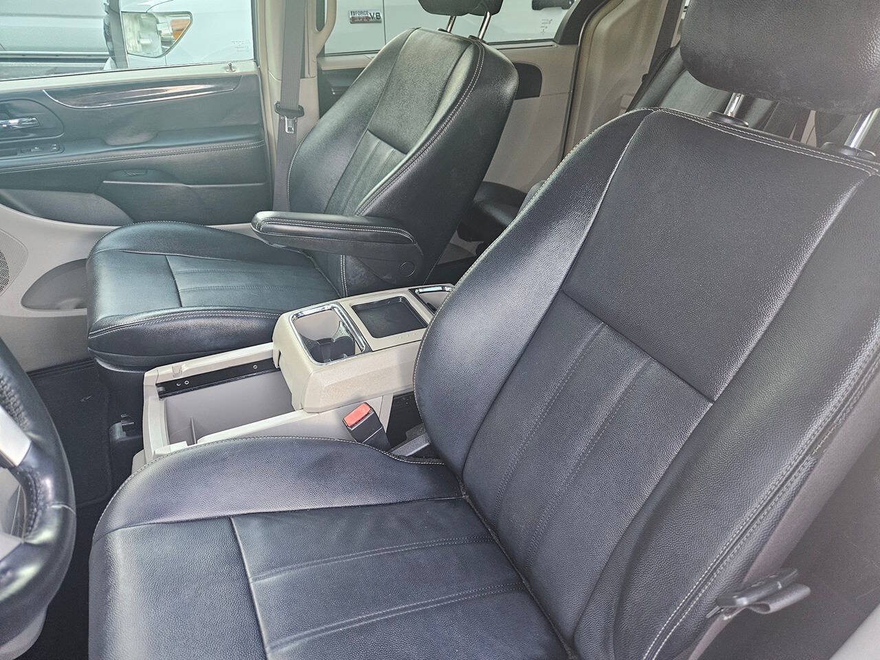 Used 2016 Chrysler Town & Country Touring FWD image 28