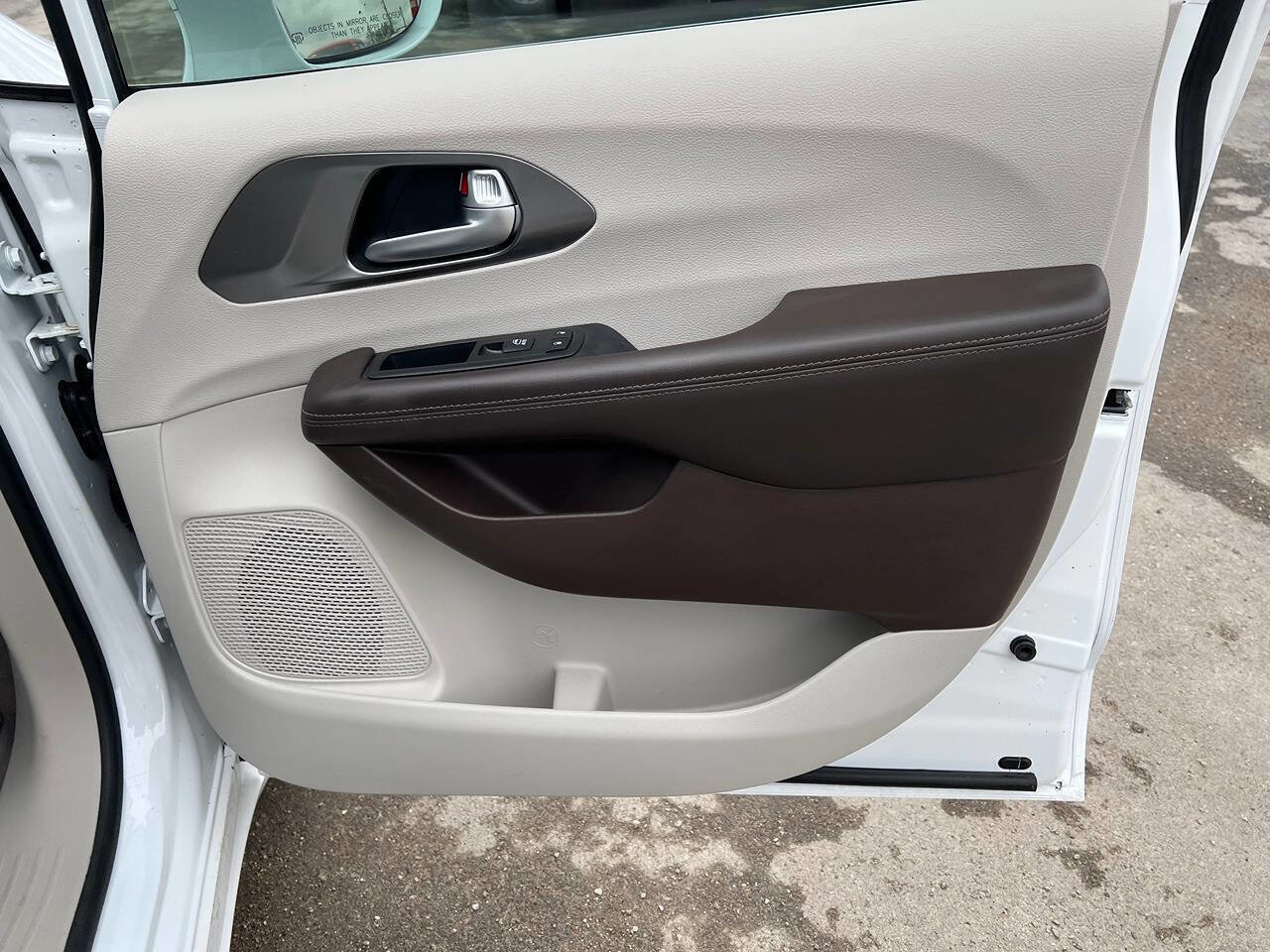 Used 2017 Chrysler Pacifica Touring-L w/ Tire & Wheel Group image 4