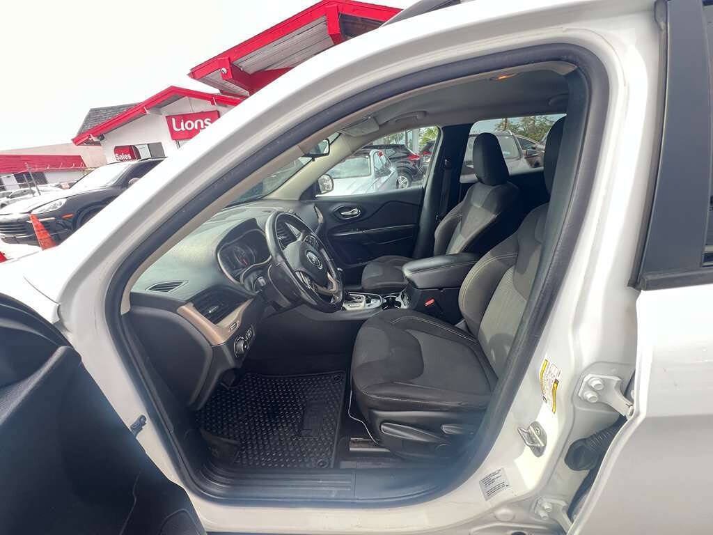 Used 2016 Jeep Cherokee Latitude w/ Cold Weather Group FWD image 5