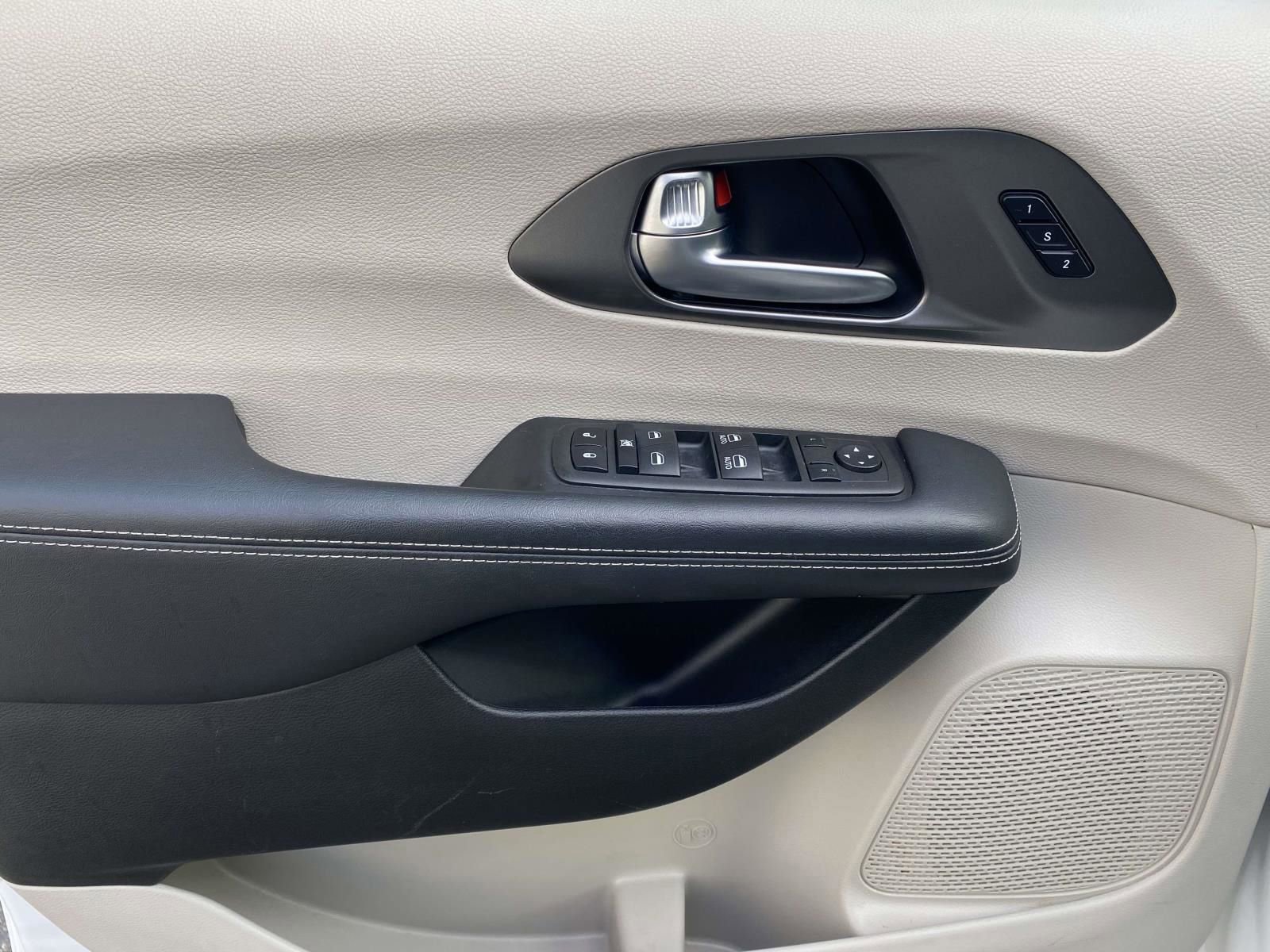 Used 2023 Chrysler Pacifica Touring-L image 18