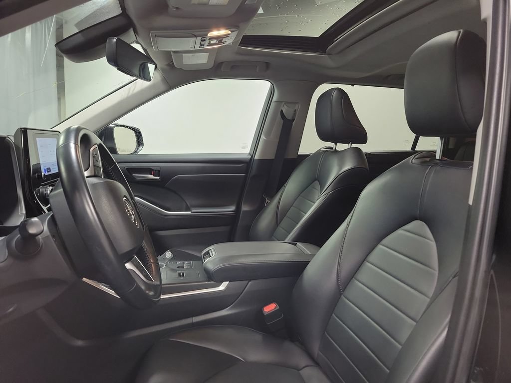 Used 2023 Toyota Highlander XLE AWD/4WD image 15
