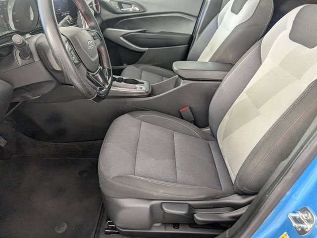 Used 2025 Chevrolet Trax RS FWD image 12