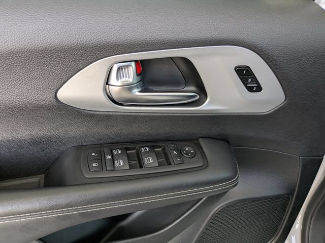 Used 2025 Chrysler Pacifica Limited FWD image 25