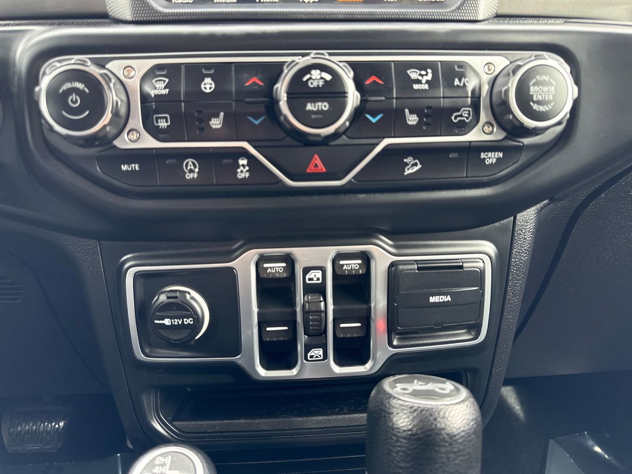 Used 2018 Jeep Wrangler Unlimited Sahara w/ Uconnect 4C Nav & Sound Group image 20