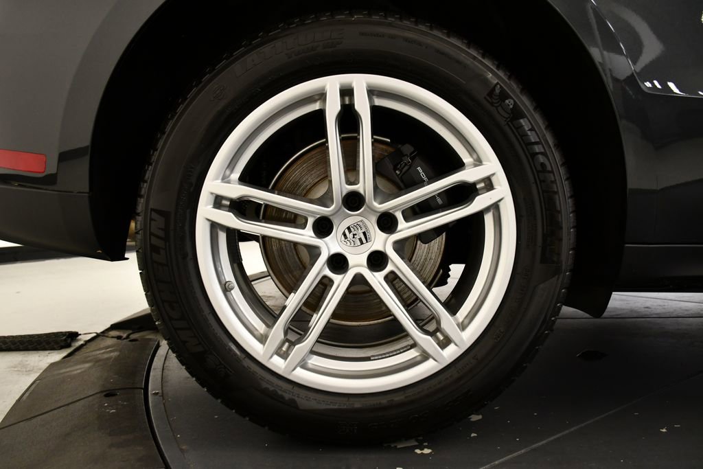 Certified 2025 Porsche Macan Turbo AWD/4WD image 18