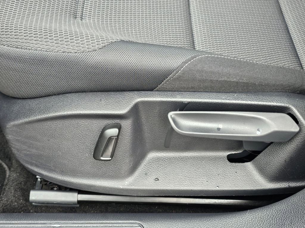 Used 2019 Volkswagen e-Golf SE w/ Driver Assistance Package image 19