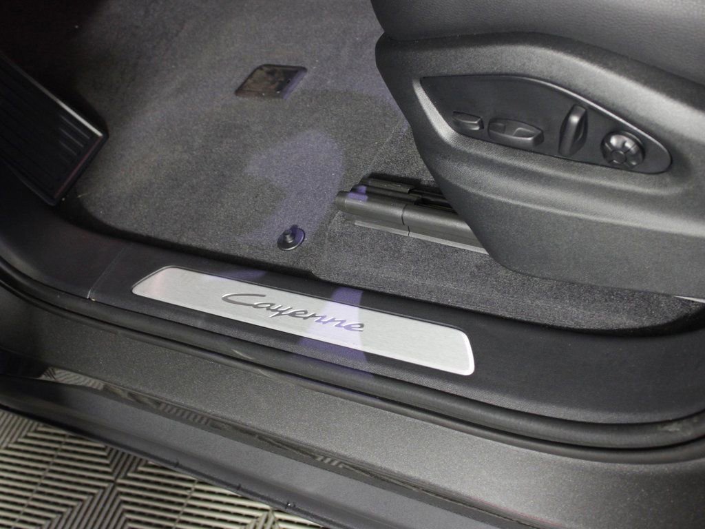 Certified 2025 Porsche Cayenne AWD/4WD image 18