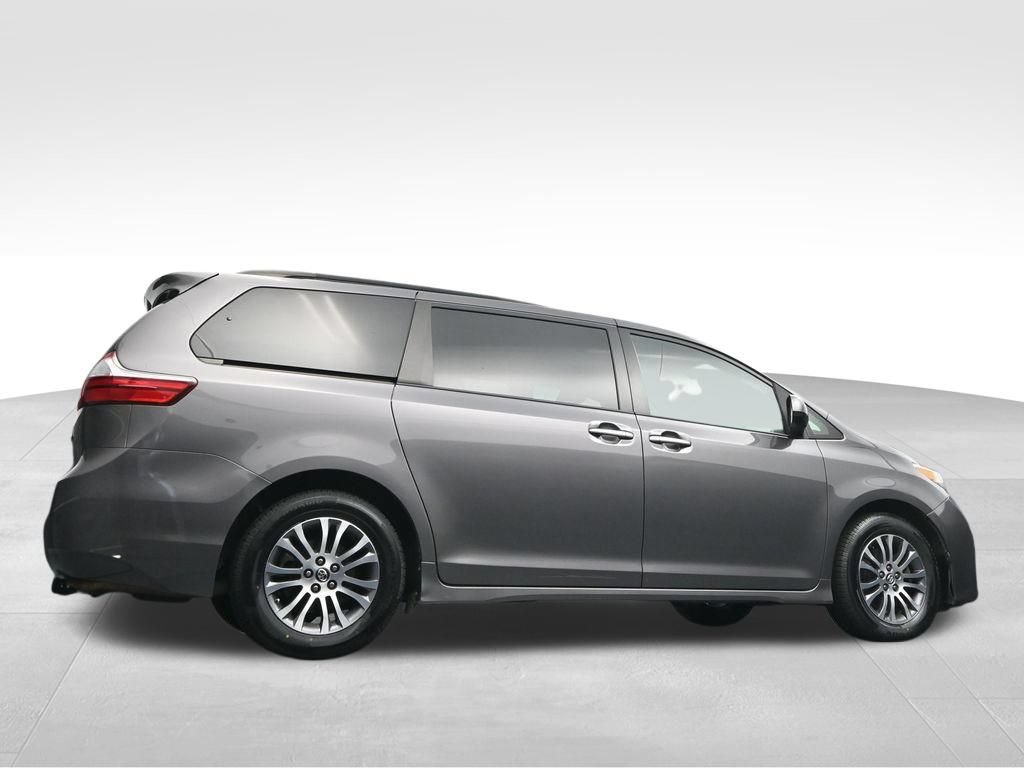 Used 2018 Toyota Sienna XLE w/ XLE Navigation Package FWD image 39