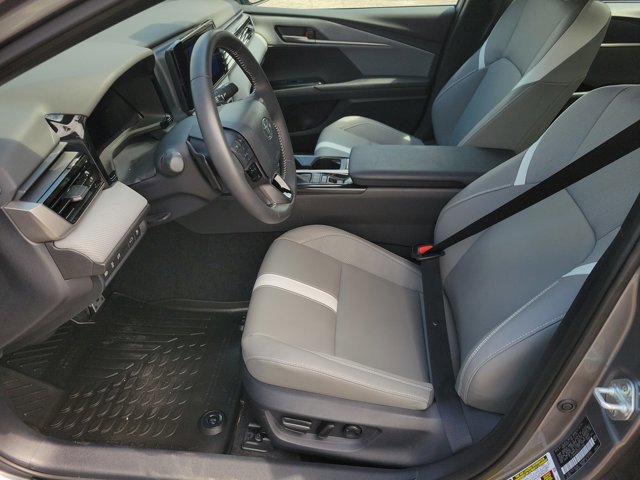 Used 2025 Toyota Camry SE image 5