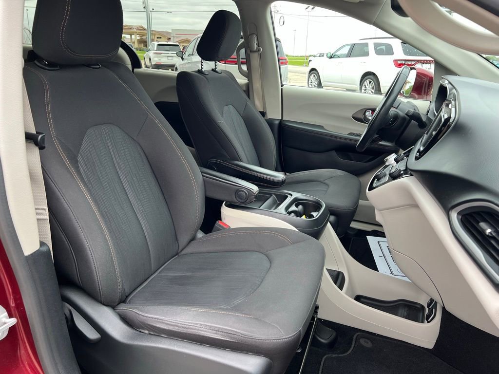 Used 2020 Chrysler Pacifica Touring w/ Tire & Wheel Group FWD image 11