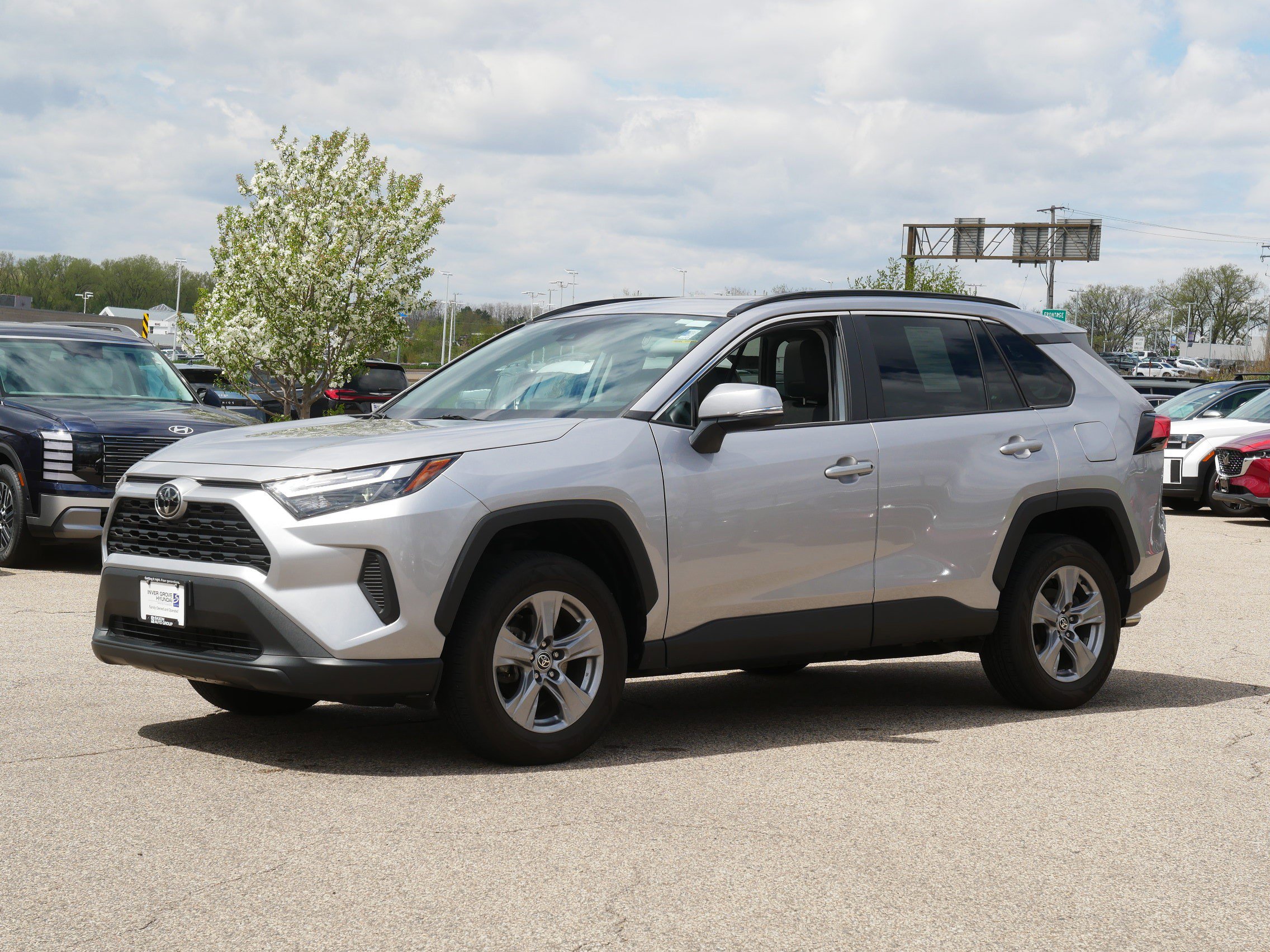 Used 2022 Toyota RAV4 XLE w/ Convenience Package AWD/4WD image 2