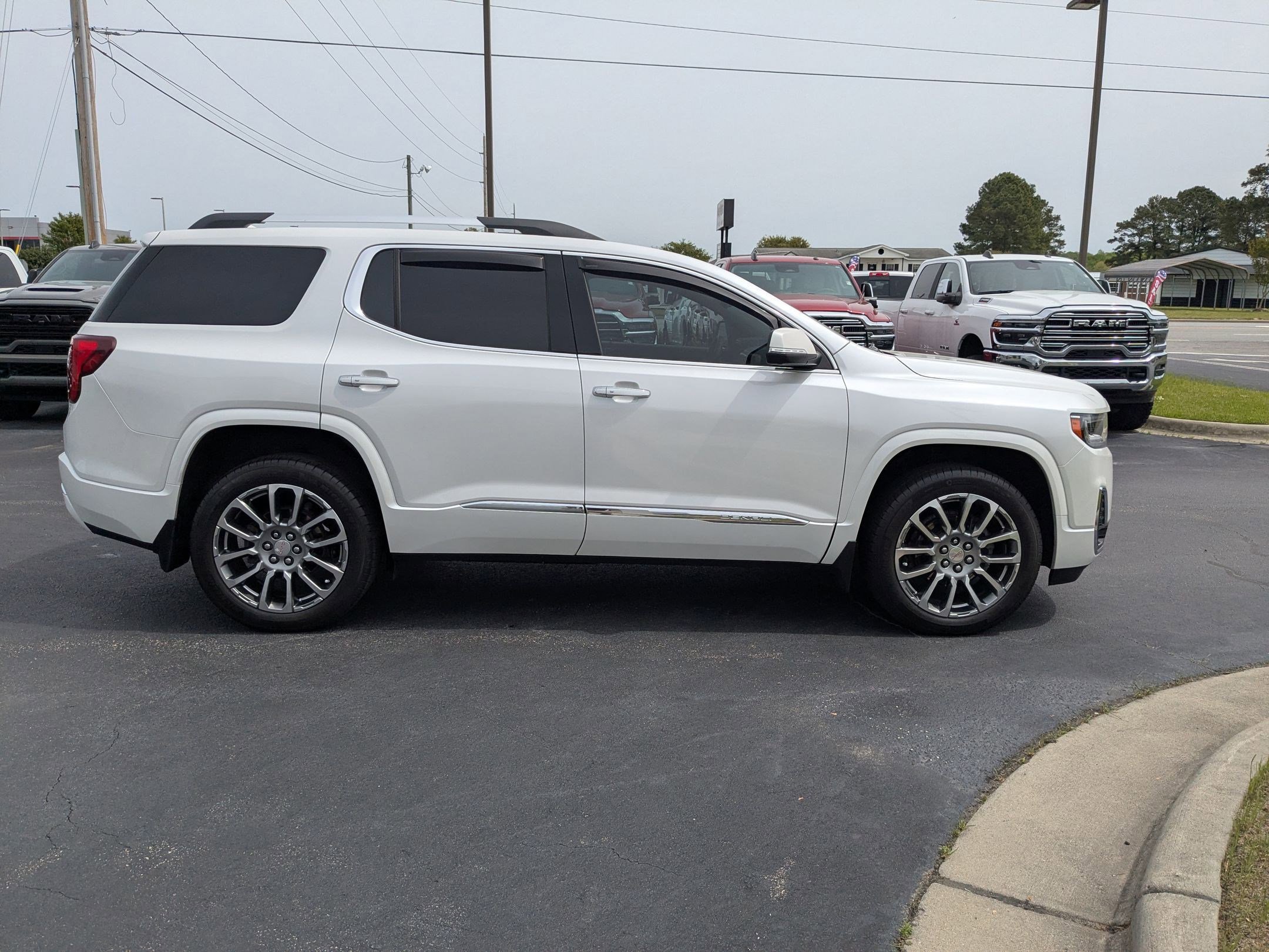 Used 2022 GMC Acadia Denali w/ Denali Technology Package image 4