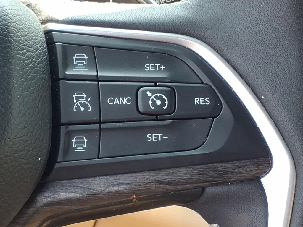 Certified 2025 Jeep Grand Cherokee L Limited w/ Luxury Tech Group II AWD/4WD image 10