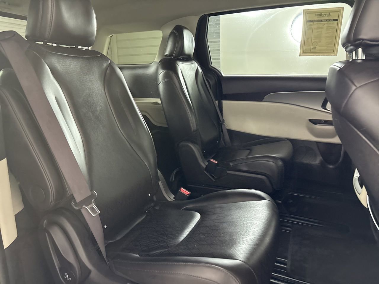 Used 2023 Kia Carnival LX image 20