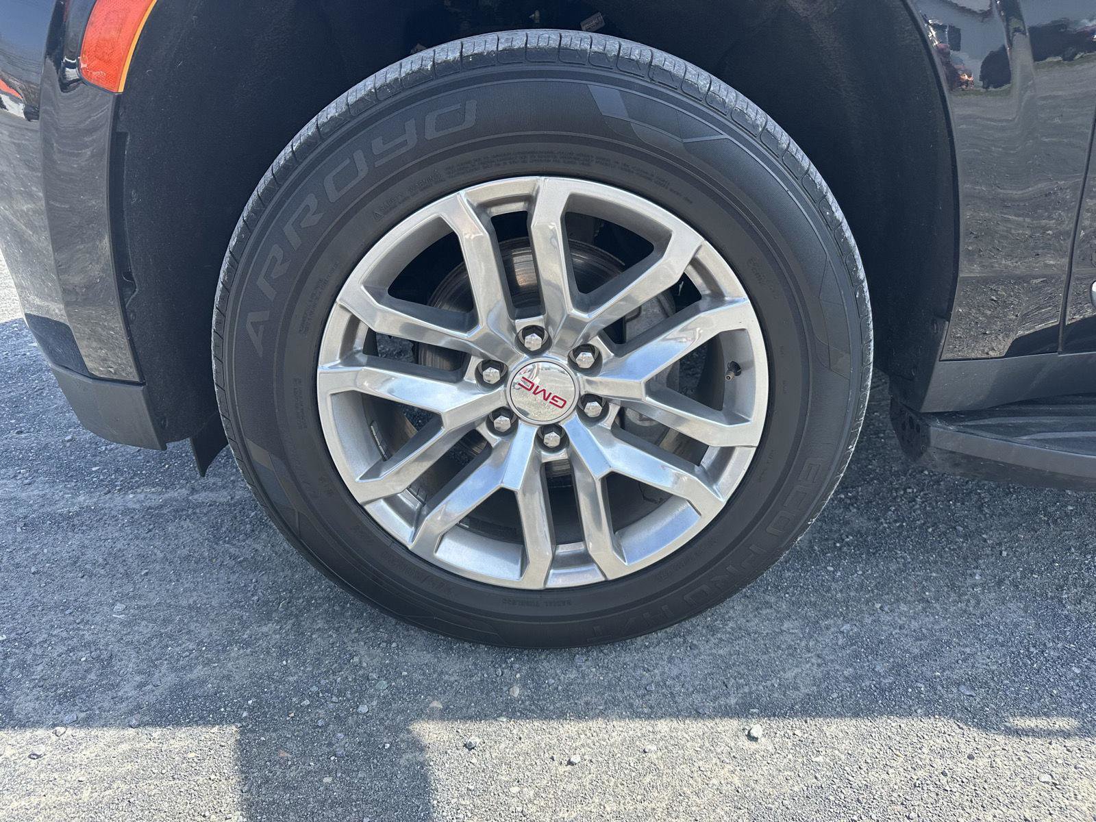 Used 2023 GMC Yukon SLT w/ SLT Premium Package image 9