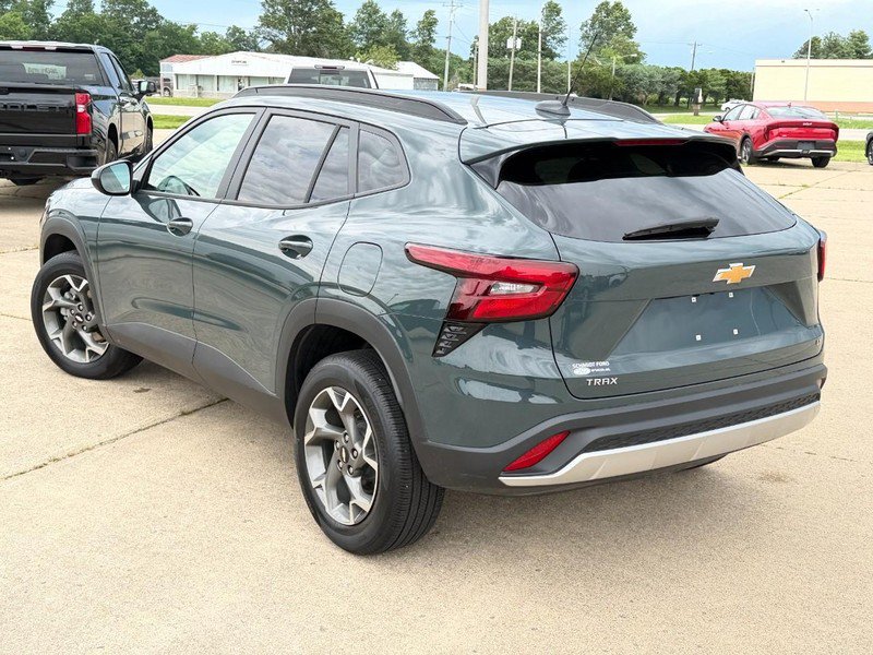Used 2025 Chevrolet Trax LT FWD image 5
