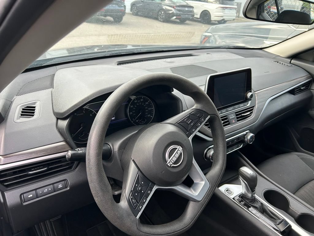 Used 2025 Nissan Altima 2.5 SV FWD image 10