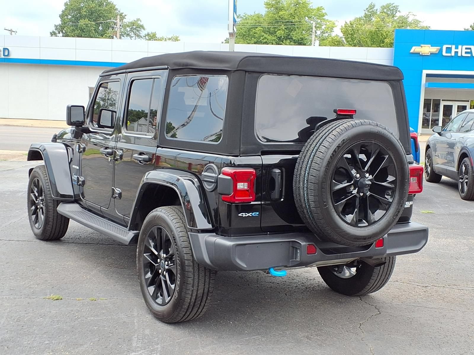 Used 2024 Jeep Wrangler Unlimited Sahara w/ Technology Group AWD/4WD image 4