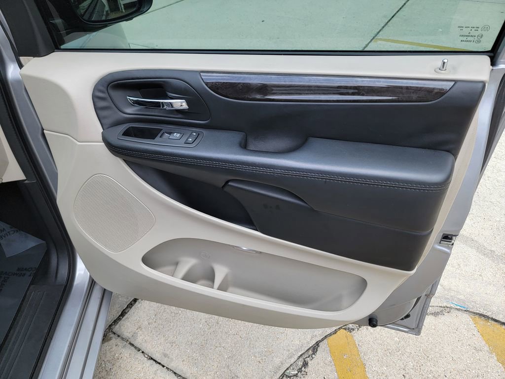 Used 2018 Dodge Grand Caravan SE FWD image 14