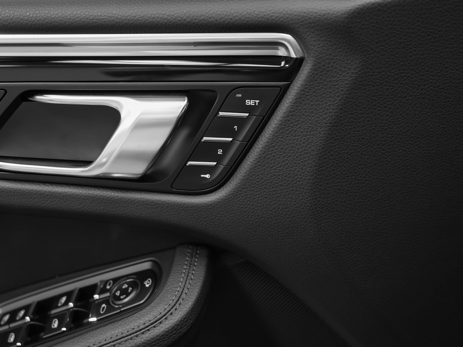 Certified 2025 Porsche Macan AWD/4WD image 26