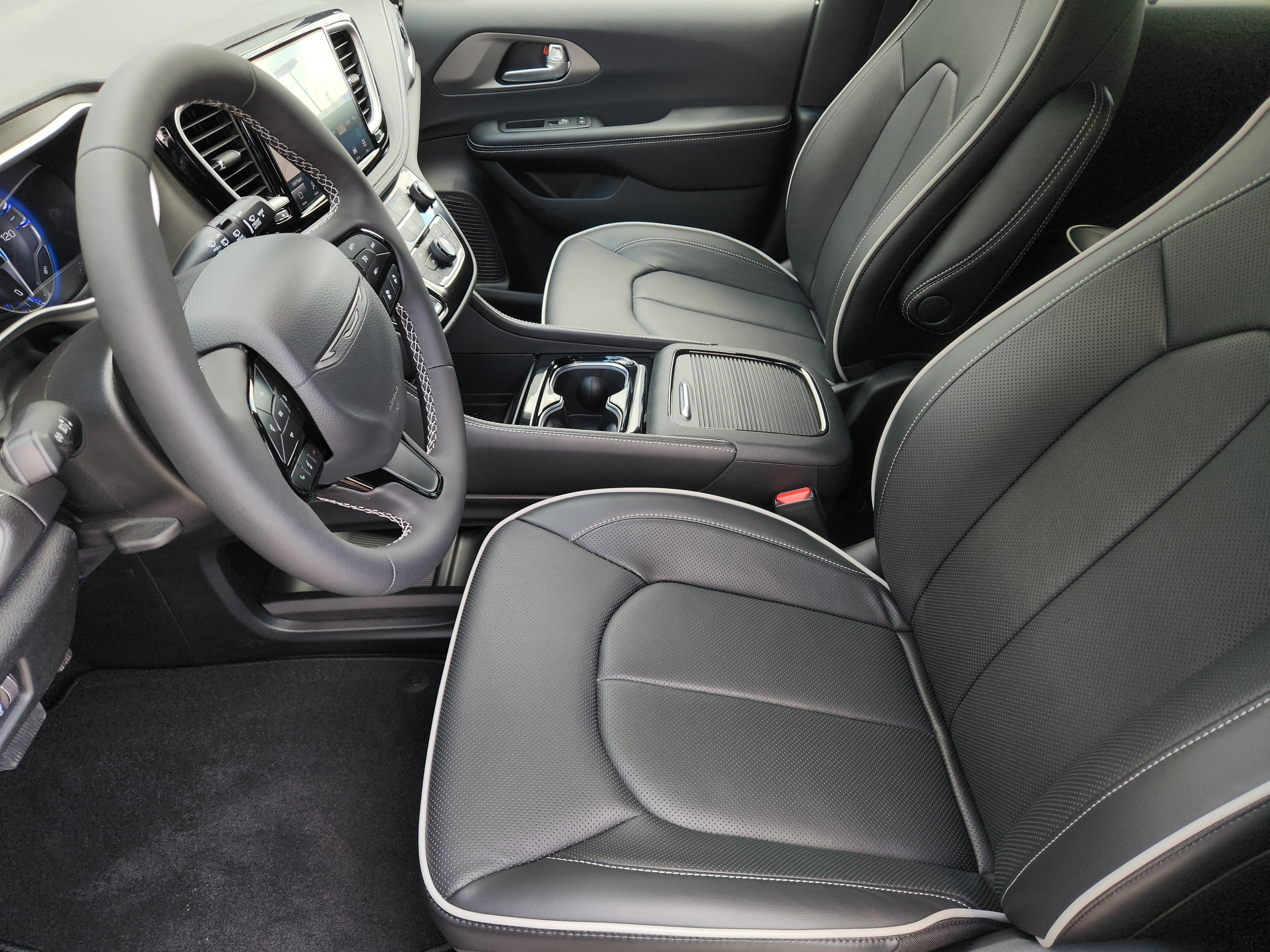 New 2027 Chrysler Pacifica Limited FWD image 10