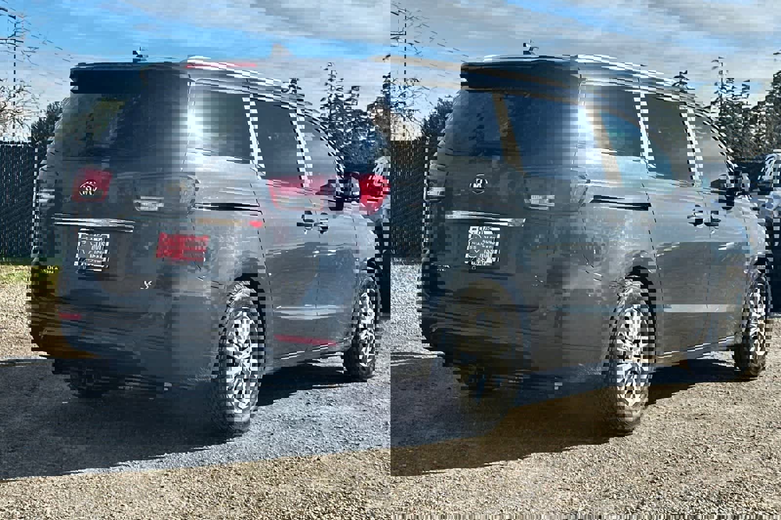 Used 2017 Kia Sedona LX w/ LX Essentials Premium Package image 3