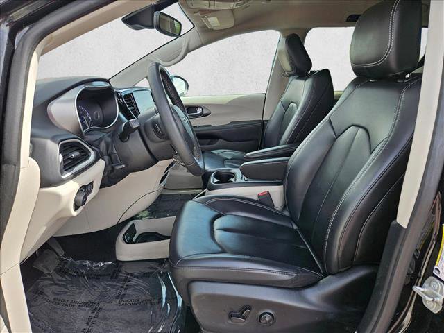 Used 2023 Chrysler Pacifica Touring-L FWD image 20