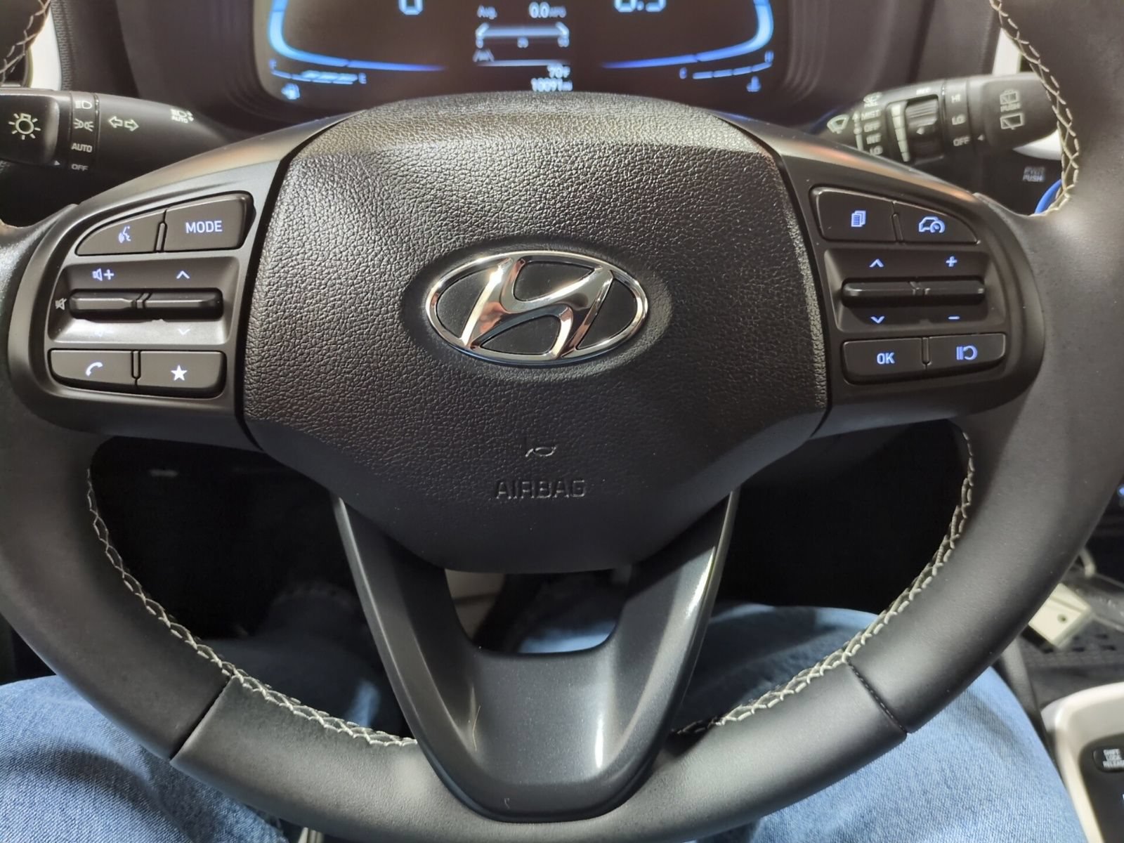 Certified 2023 Hyundai Venue Limited w/ Cargo Package FWD image 18