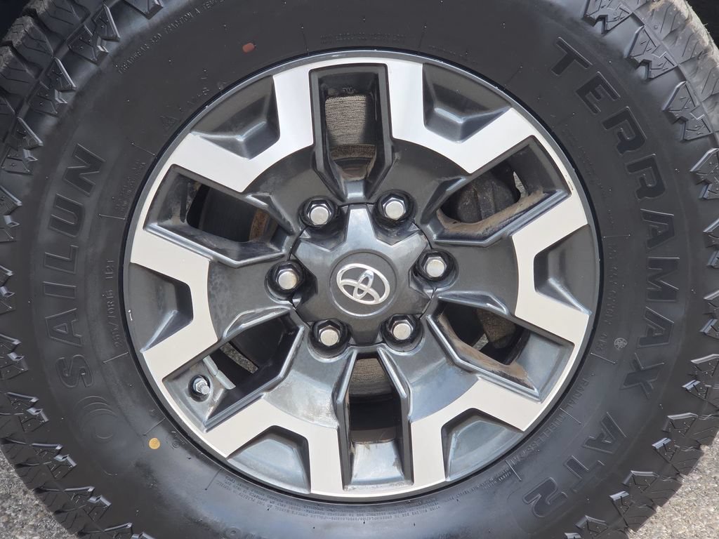Used 2018 Toyota Tacoma TRD Off-Road AWD/4WD image 9