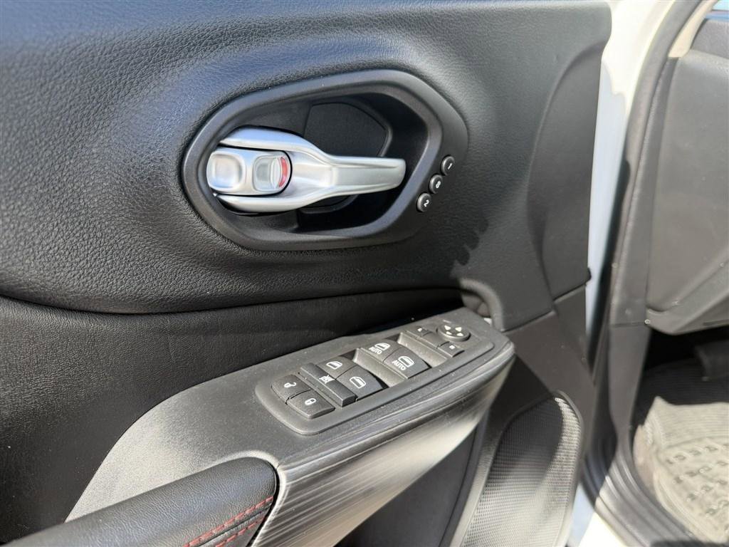 Used 2015 Jeep Cherokee Trailhawk w/ Comfort/Convenience Group image 18