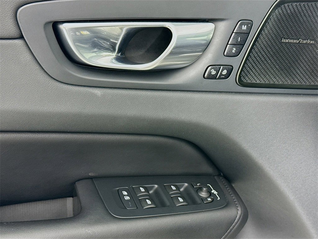 Used 2023 Volvo XC60 T8 Plus image 19