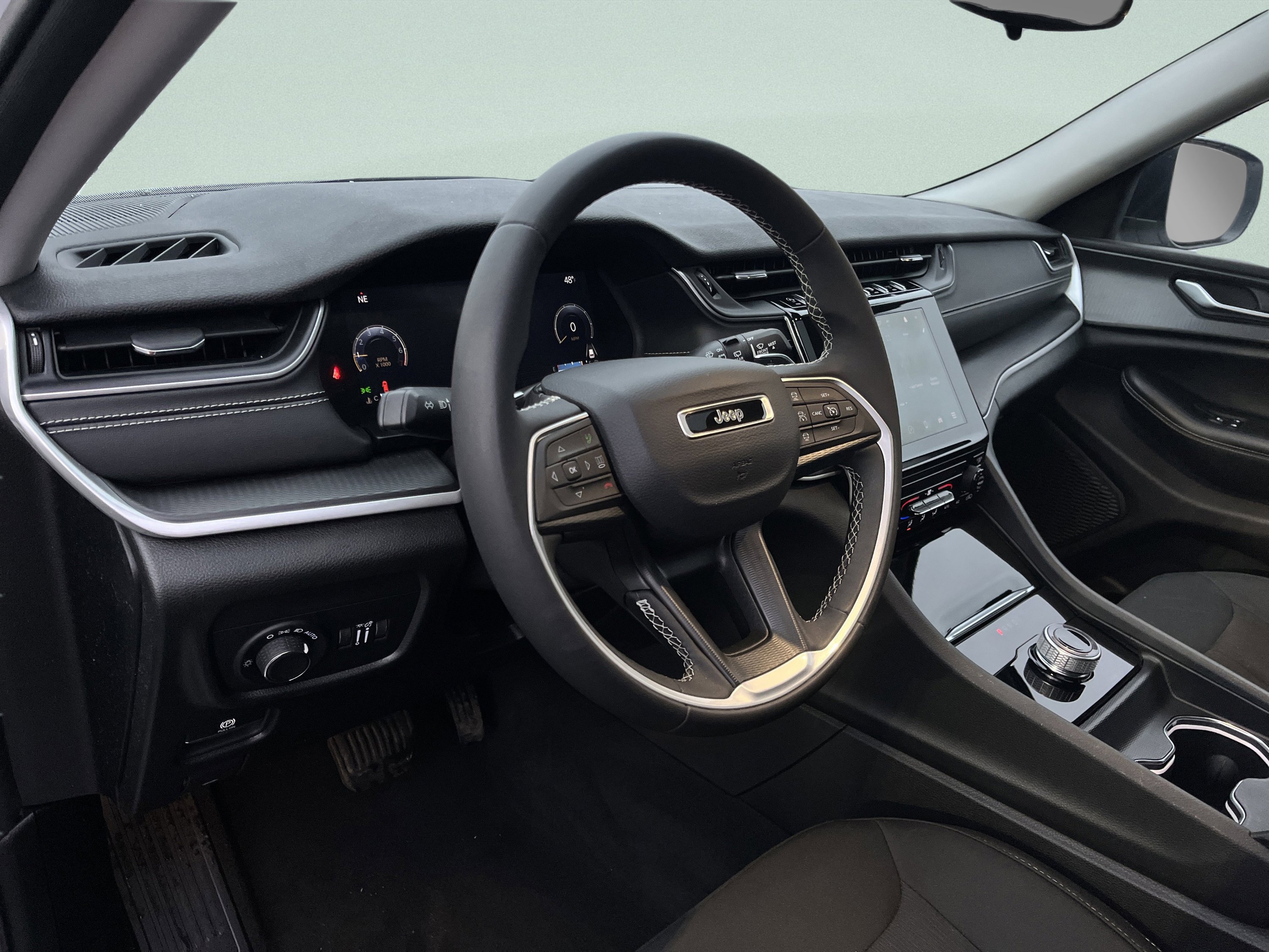 Used 2023 Jeep Grand Cherokee Laredo X image 17