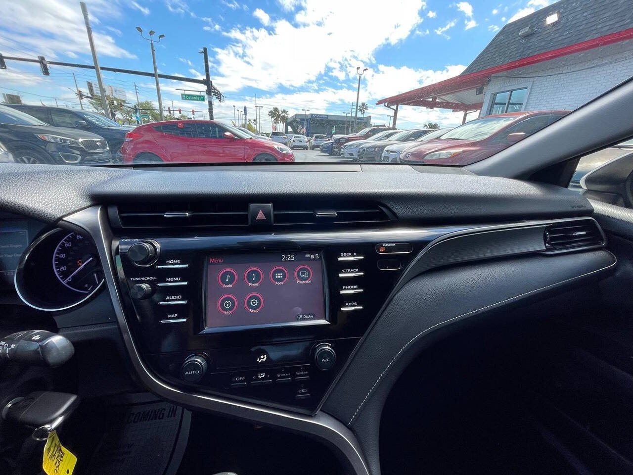 Used 2019 Toyota Camry SE FWD image 3