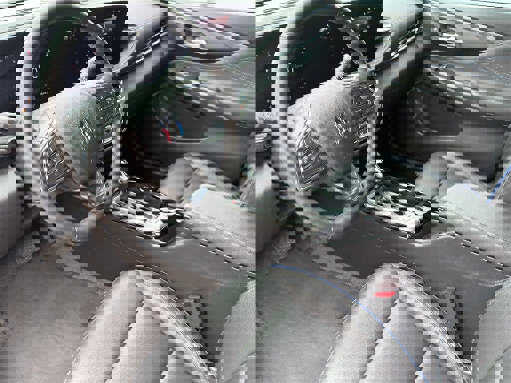 Used 2025 Buick Envista Sport Touring image 9