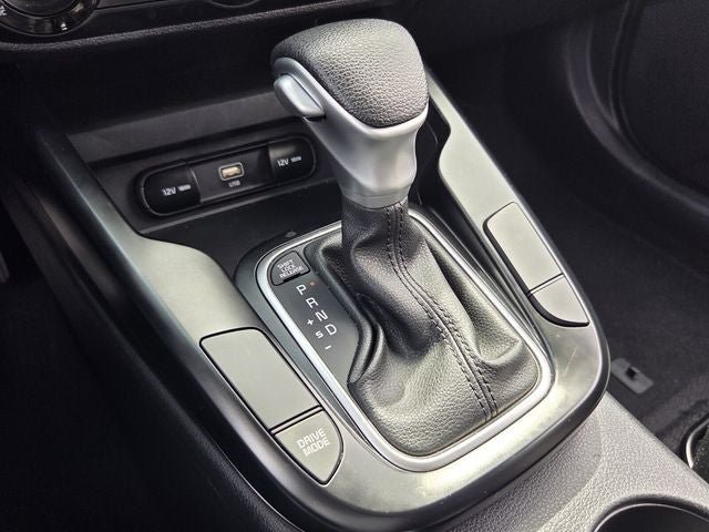 Used 2025 Kia Soul LX w/ LX Technology Package FWD image 17