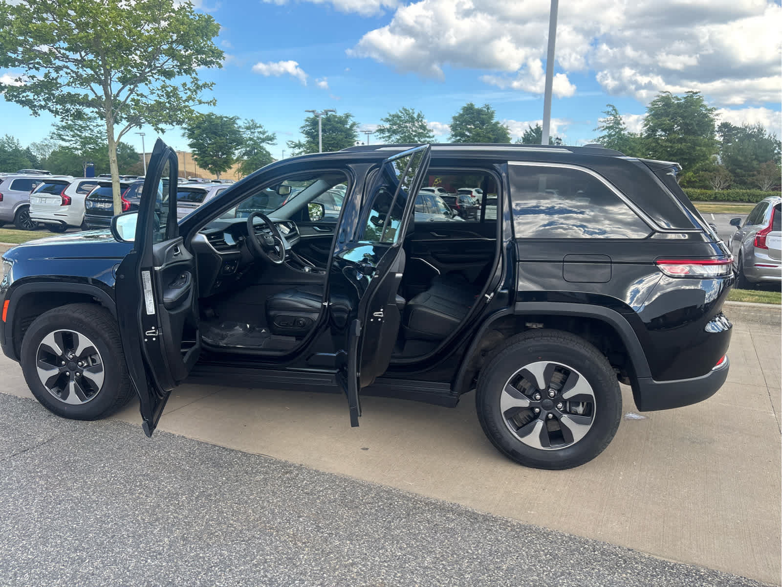 Used 2023 Jeep Grand Cherokee 4WD 4xe image 28