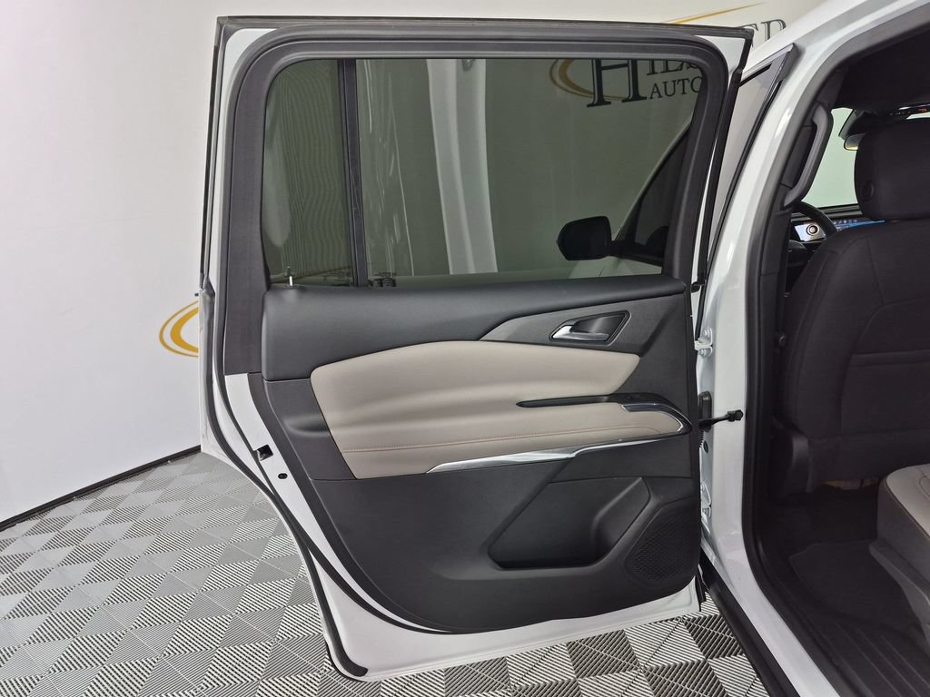 Used 2025 Chevrolet Traverse LT w/ Driver Confidence Package FWD image 31