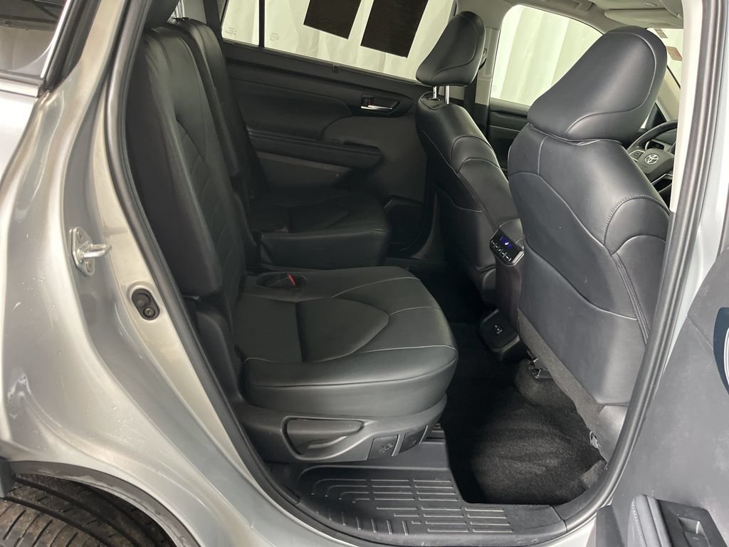 Used 2024 Toyota Highlander XLE AWD/4WD image 25