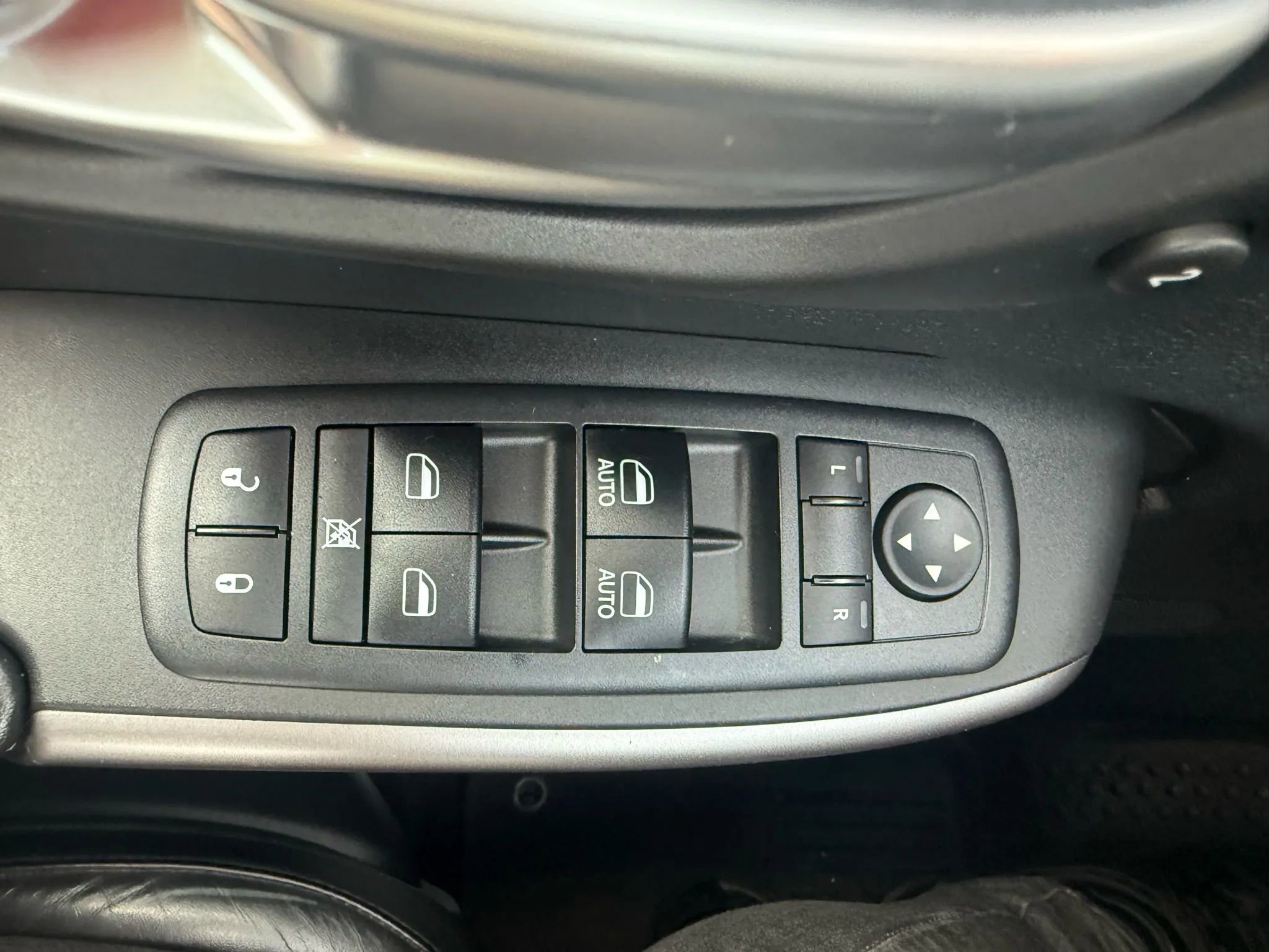 Used 2019 Jeep Cherokee Overland w/ Technology Group image 25