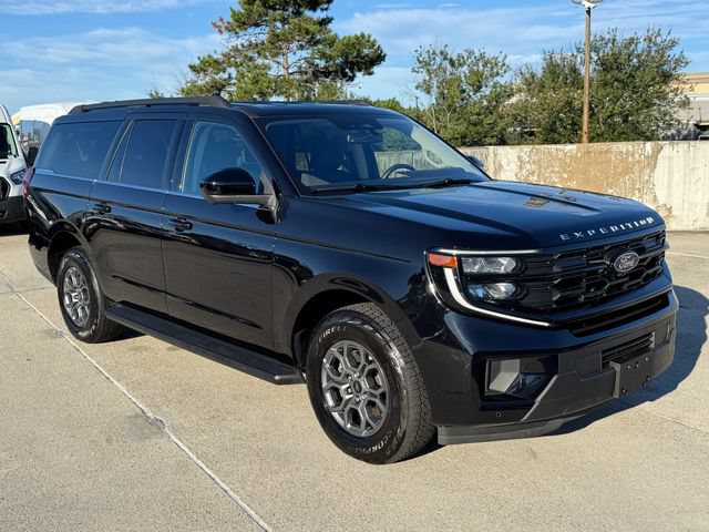 Used 2025 Ford Expedition Max Active AWD/4WD image 3