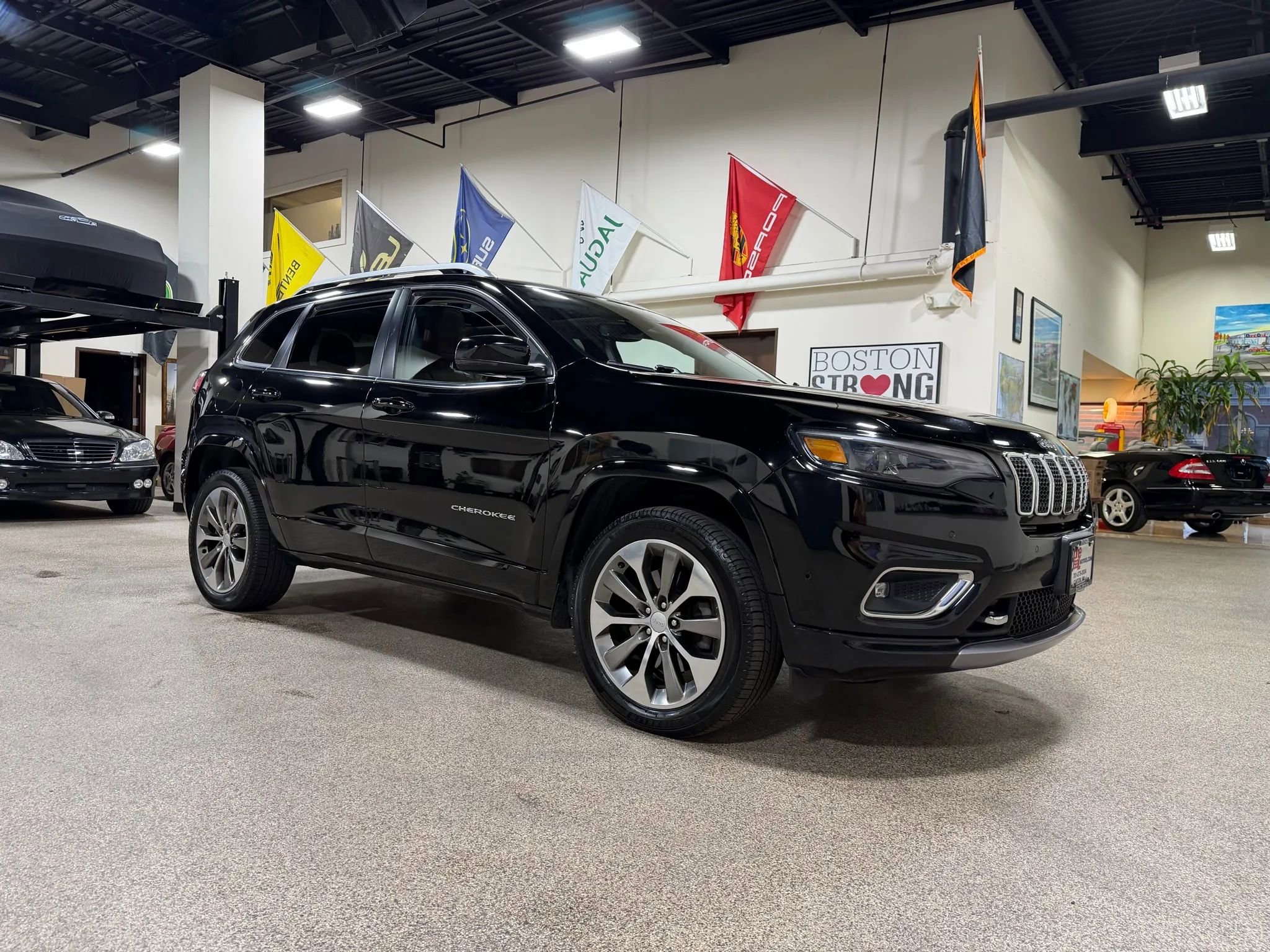 Used 2019 Jeep Cherokee Overland w/ Technology Group image 3