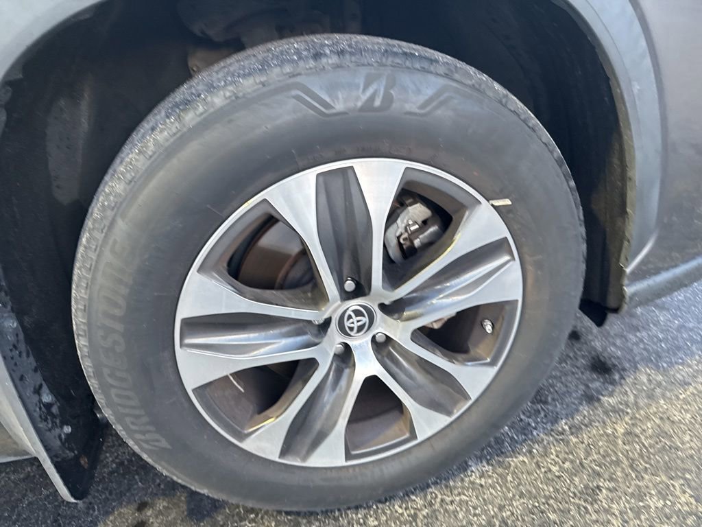 Used 2023 Toyota Highlander XLE image 4