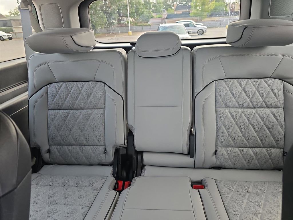 New 2026 Lincoln Navigator L Black Label w/ Black Label Special Edition AWD/4WD image 10