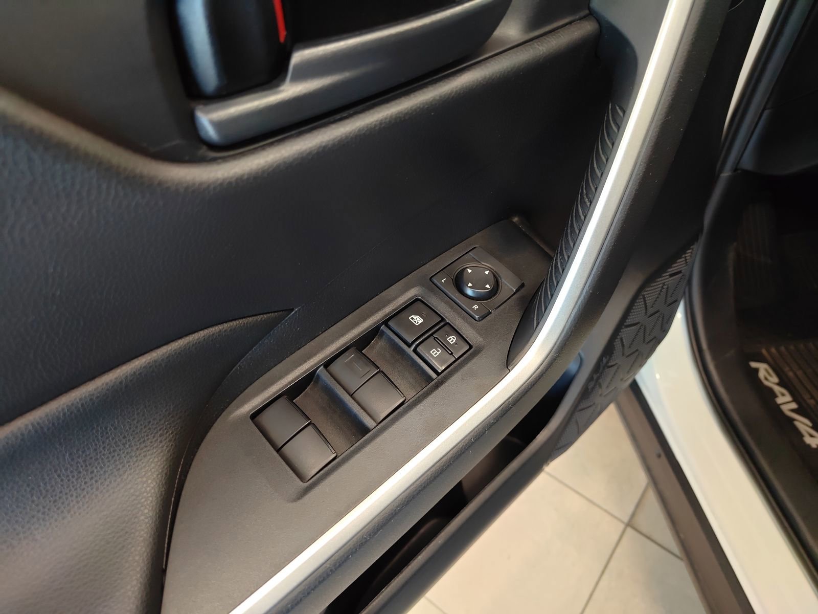 Used 2021 Toyota RAV4 LE AWD/4WD image 9