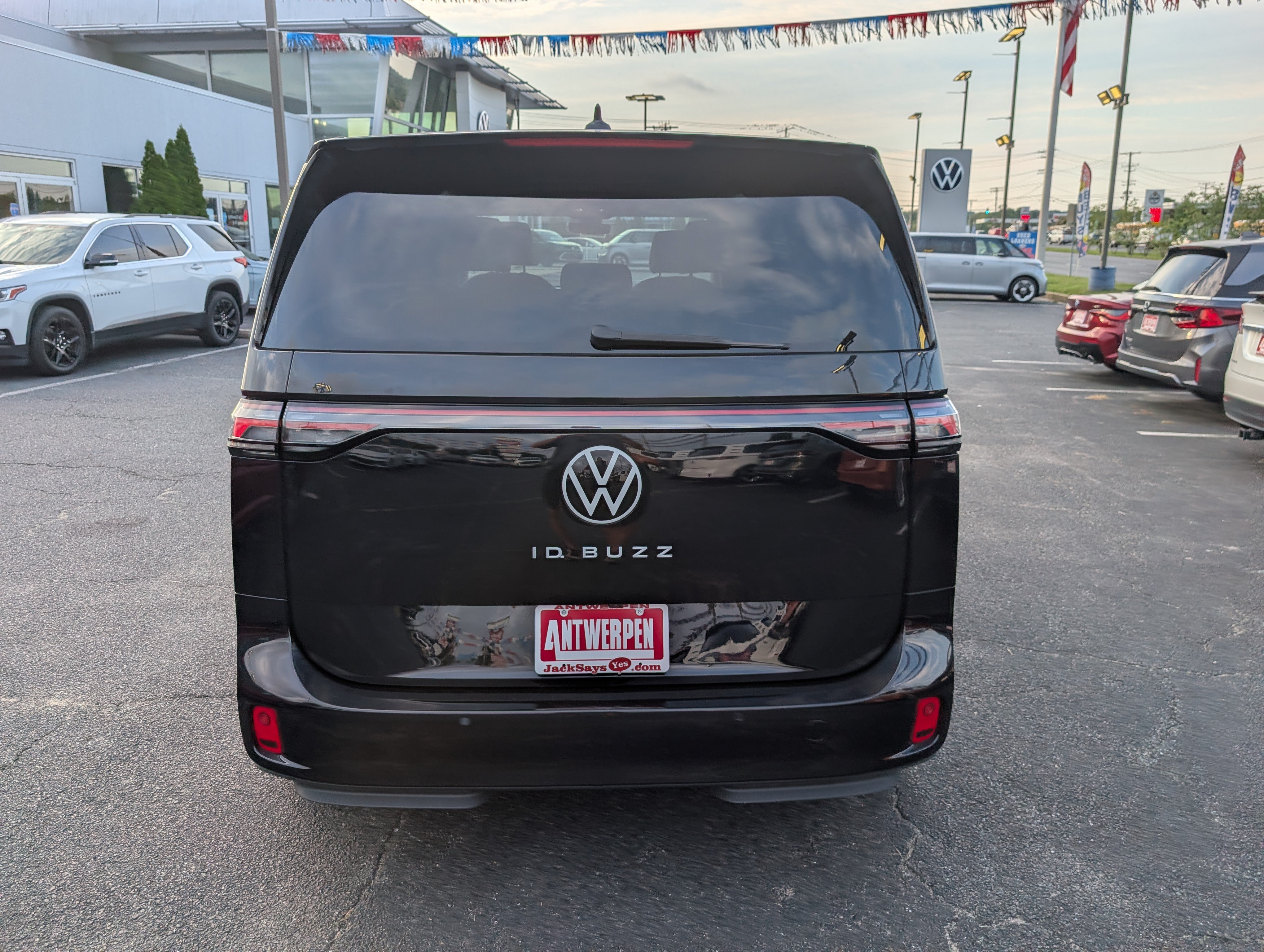 Used 2025 Volkswagen ID. Buzz Pro S Plus RWD image 4